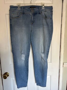 🖤TORRID🖤 Light Blue Distressed Jeggings